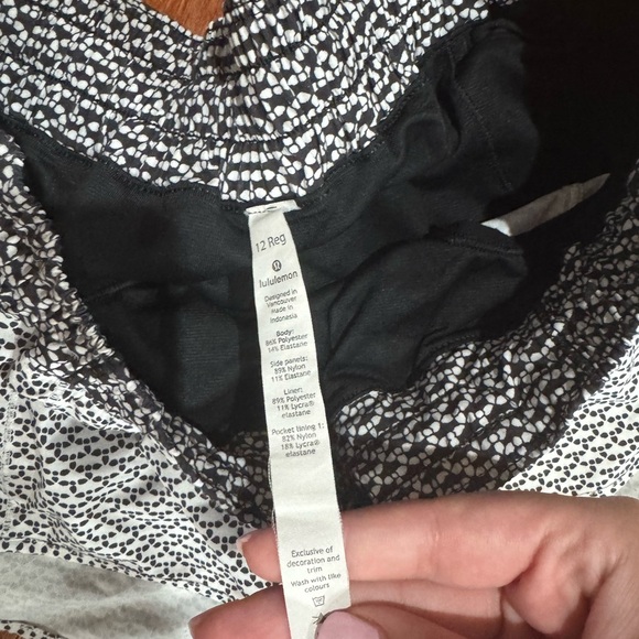 Lululemon Hotty Hot Low Rise Short 2.5” 12 Reg - Picture 3 of 5